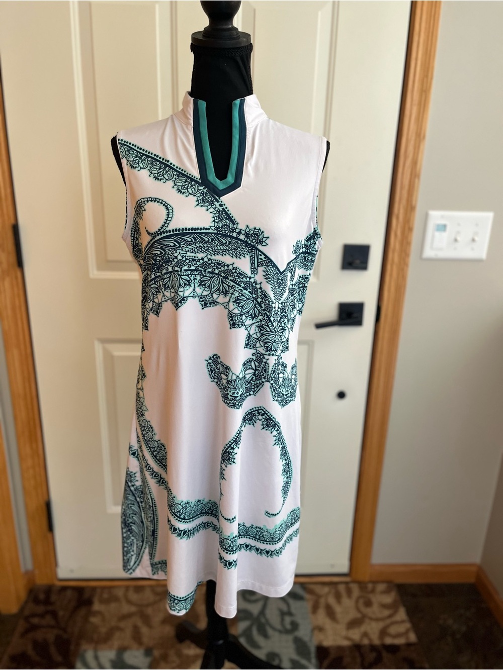 Women’s Tail white jade v neck sleeveless stand collar resortwear dress. Medium